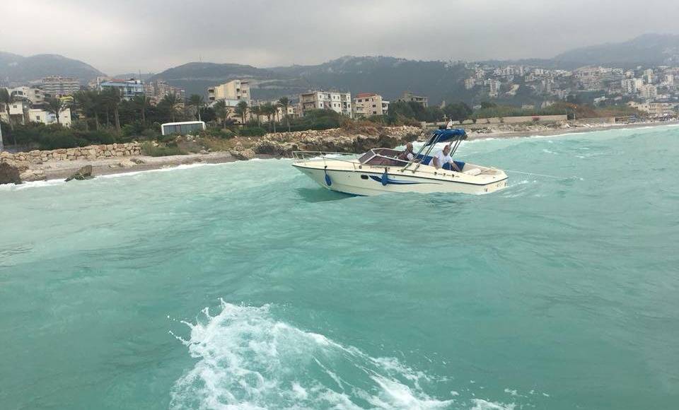 بالصور.. سحب زورق سياحي في نهر ابراهيم