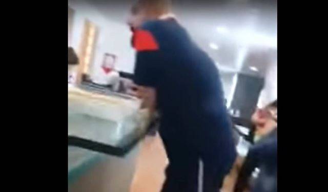 بالفيديو: شاب يبحث عن حايك لتلقينه درساً