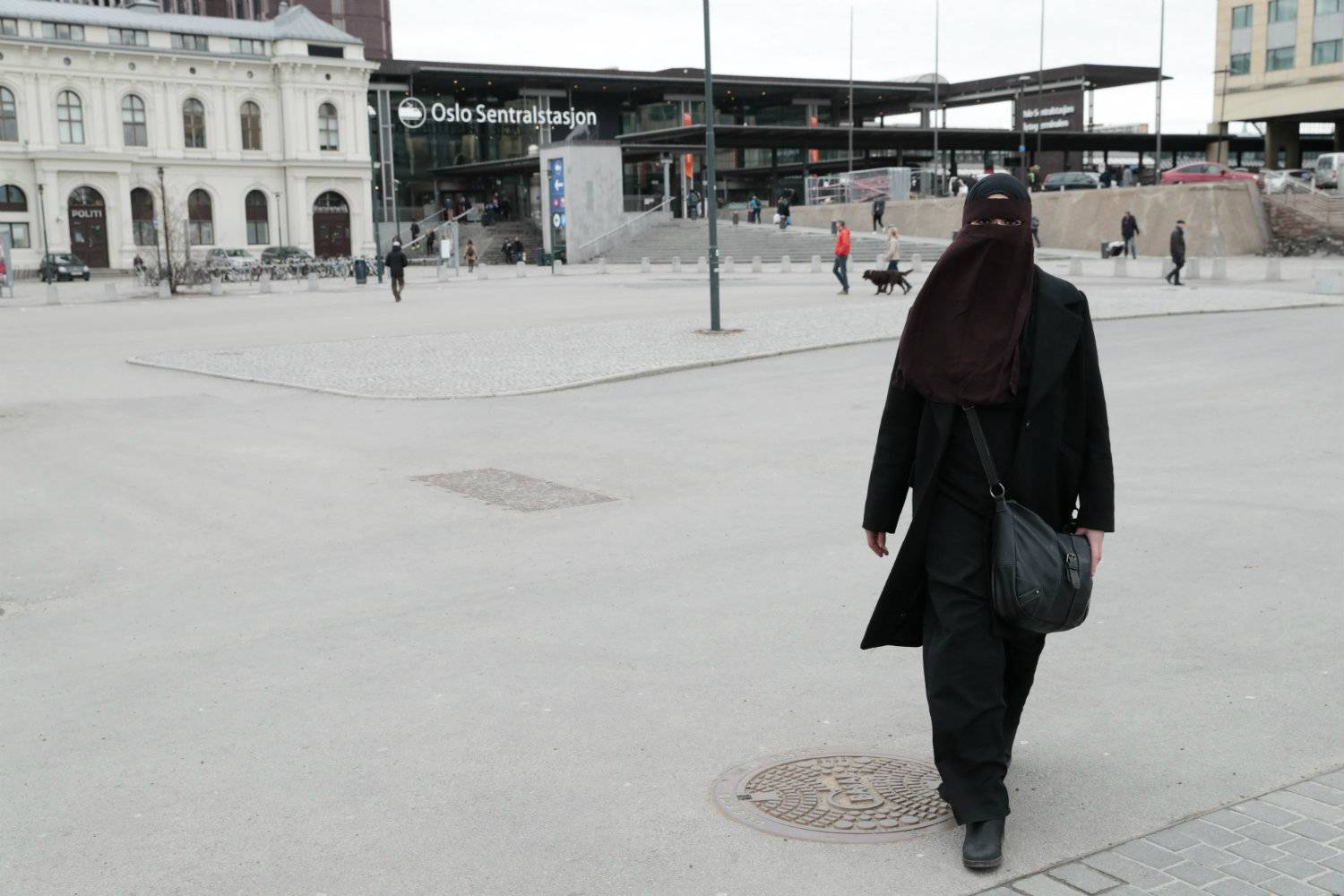Het voorstel van Noorwegen om 'gezichtsbedekkende kleding' te verbieden op onderwijsinstellingen, dwingt moslimvrouwen om hun islamitische geloofsovertuiging op te geven