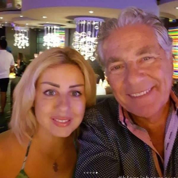 مصطفى فهمي يحتفل بعيد ميلاد زوجته في فرنسا