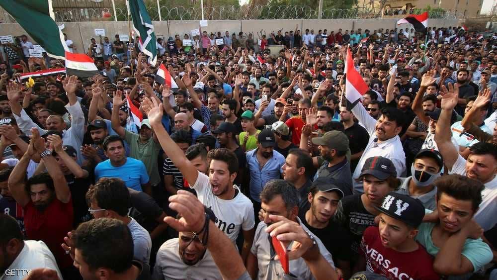 زعماء عشائر ورجال دين بين مئات المتظاهرين في البصرة