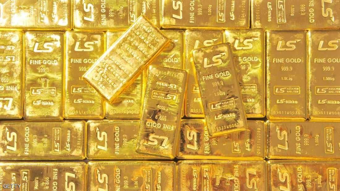 الذهب يتخلى عن مكاسبه مع تماسك الدولار
