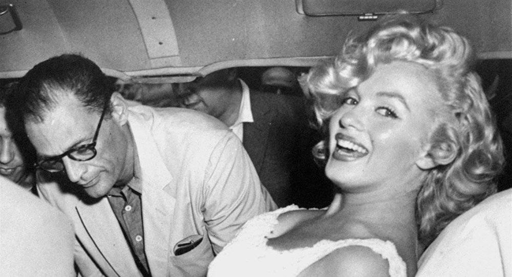 في ذكرى رحيلها... قصة الصورة الوحيدة التي جمعت مارلين مونرو مع جون كينيدي