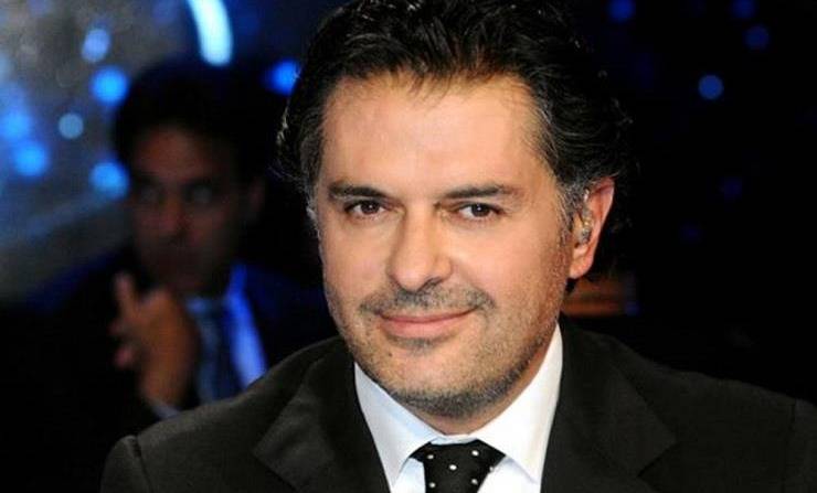 صورة رومانسية.. راغب علامة وزوجته على البحر