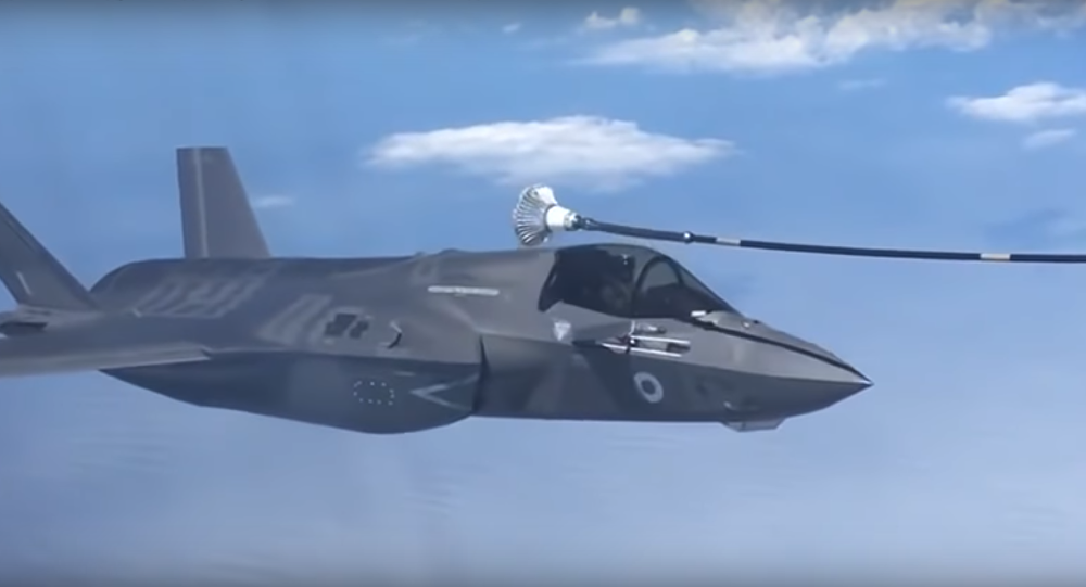 محاولة فاشلة لمقاتلة "F-35" للتزود بالوقود في الجو (فيديو)