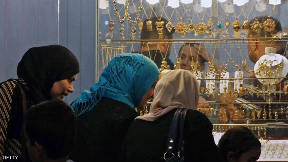الذهب يرتفع مدعوماً بانخفاض الدولار