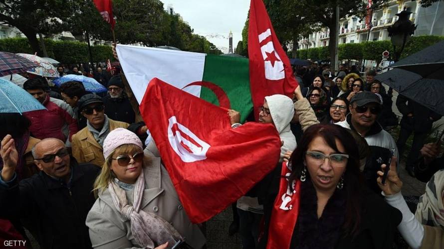 من يدفع نحو افتعال الأزمات بين تونس والجزائر؟