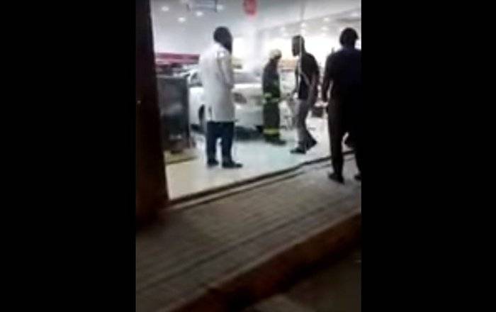 شاهد... سعودية تقتحم صيدلية بسيارتها