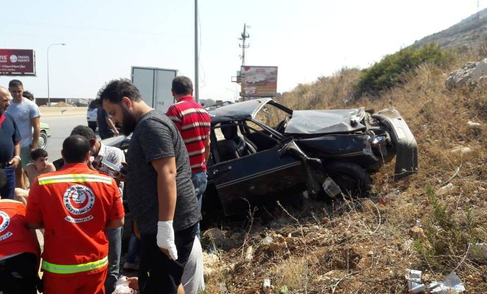 بالصورة: انقلبت السيارة على اوتوستراد القلمون.. وهذا ما حلّ بركابها