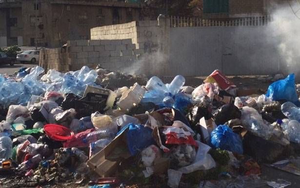 النفايات تأكل جوانب الأوتوسترادات