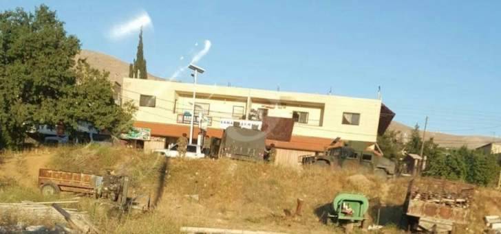 الجيش يداهم منزل مطلوب في بلدة الطيبة في بريتال