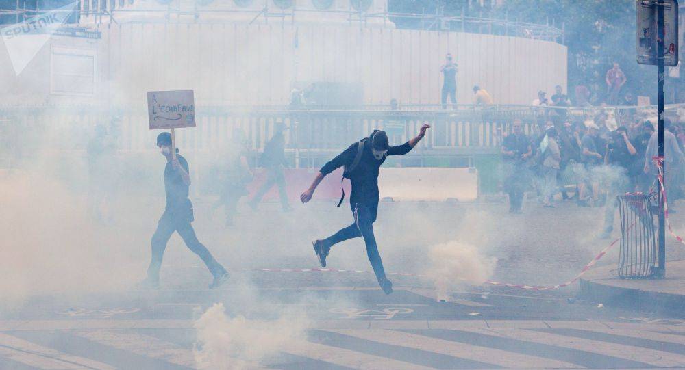 ما الذي يحدث في فرنسا... جرائم... استقالات لمسؤولين واتهامات بتهميش الريف