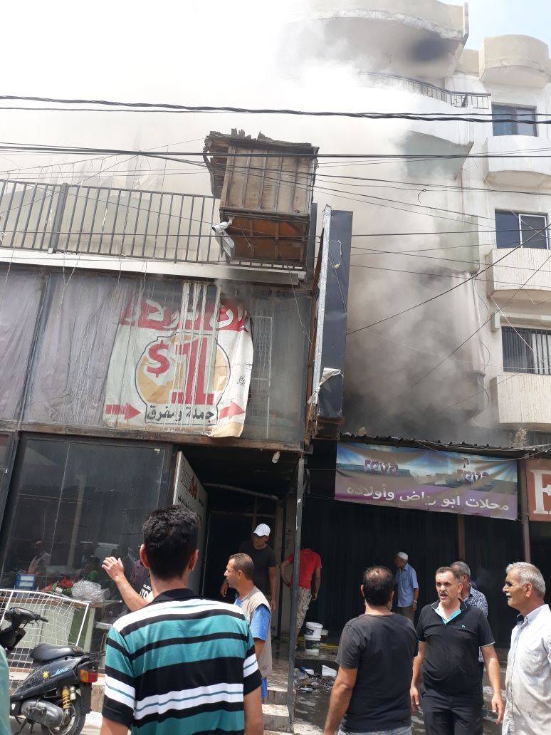 بالصورة..حريق في مبنى سكني على طريق بلدة المحمرة عكار