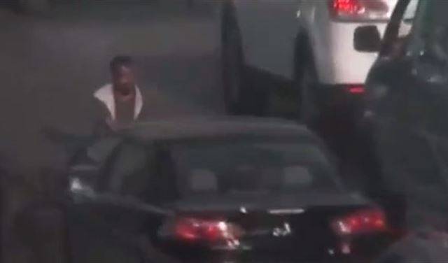 بالفيديو: متسول يشكل خطراً على السلامة في الكرنتينا..و القوى الامنية تتحرك