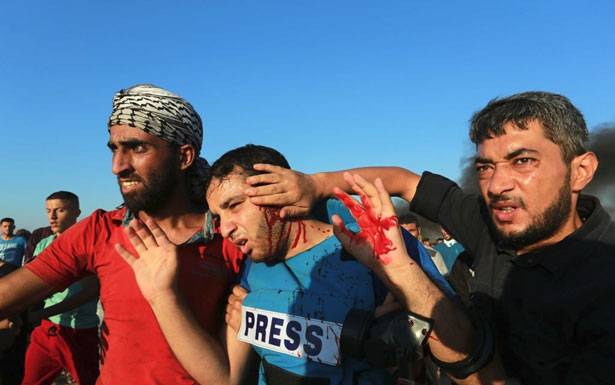 شهيدان فلسطينيان في «جمعة الحرية والحياة»
مواجهات واسعة واسرائىل عاجزة عن وقف مسيرات العودة