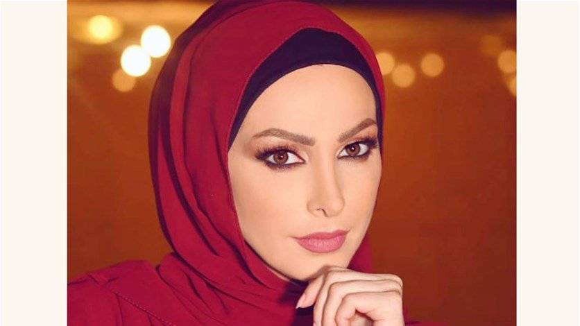 خرجت الفنانة أمل حجازي صمتها بعدما انتشرت شائعات على مواقع التواصل الاجتماعي، وخصوصاً تويتر، تشير الى أنها ارتدت الحجاب بسبب إصابتها بالمرض.


وقد غرّدت حجازي على حسابها على تويتر وردّت على الشائعات التي طالتها، لافتة الى السبب الحقيقي لارتدائها الحجاب.


وكتبت حجازي: حجابي ليس بسبب مرض ابداً 