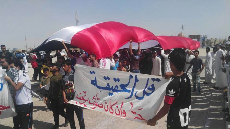 صور.. متظاهرو البصرة يُغلقون منفذ سفوان الحدودي مع الكويت