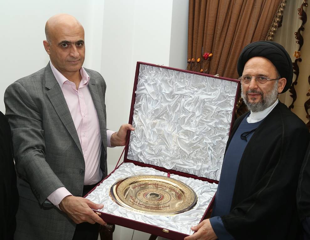 فضل الله تلقى درعا من مؤسسة الأمين للأعمال الإنسانية لتضميد الجراح وإعادة سوريا قوية وموحدة