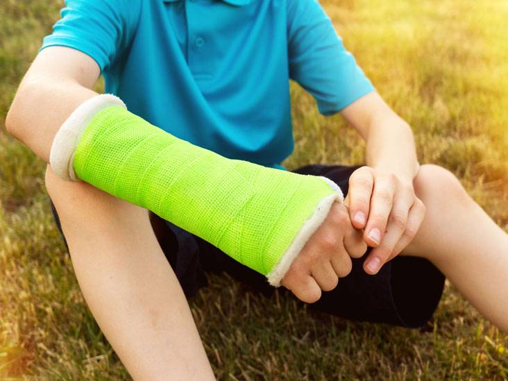 بينها السمك.. أطعمة تساعد على التئام الكسور