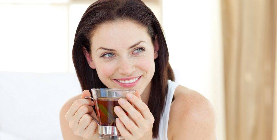 لماذا عليكِ شرب الماء قبل الشاي أو القهوة؟