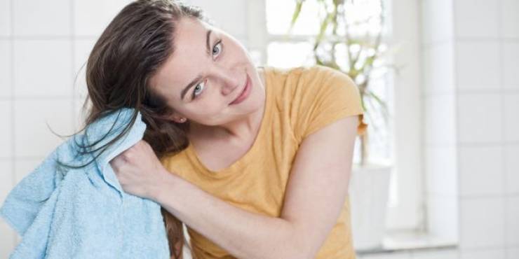 لهذه الأسباب لا تترك شعرك مبللاً لوقت طويل