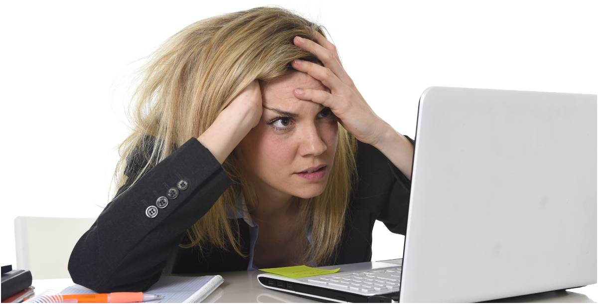 ما هي الفوضى الرقمية؟ وكيف تؤثر على صحتكِ ومزاجكِ؟