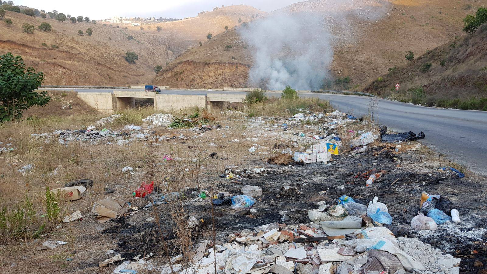 مكب نفايات ومحرقة عشوائية على اوتوستراد العبودية ـ منجز
