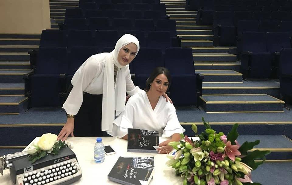 مهى هسي وقعت روايتها بين الرصاصة والقلب نبضة رواية جريحة تعيش في احتضارها فيما يلهو الحب في الحديقة المجاورة