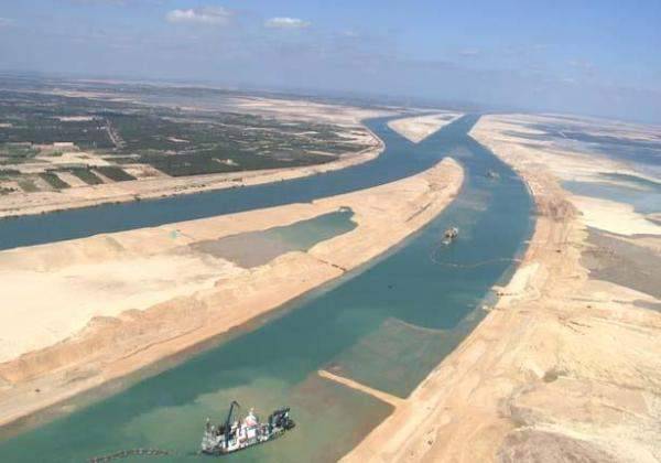52 سفينة تعبر المجرى الملاحي لقناة السويس