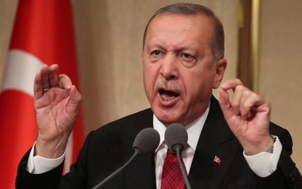 اردوغان : سنقاطع المنتجات الالكترونية الاميركية
القائم بالأعمال الأميركي يزور القس المحتجز
