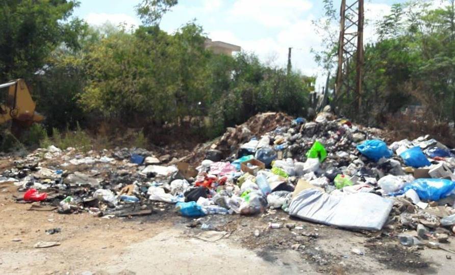 أهالي كفروة يرفعون الصوت لازالة النفايات المكدّسة