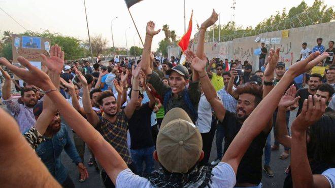 احتجاجات جنوب العراق: مئات المتظاهرين "يحرقون" مجلس قضاء القرنة المحلي