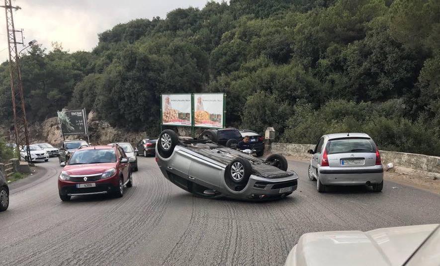 انقلاب سيارة على طريق عام بلونة
