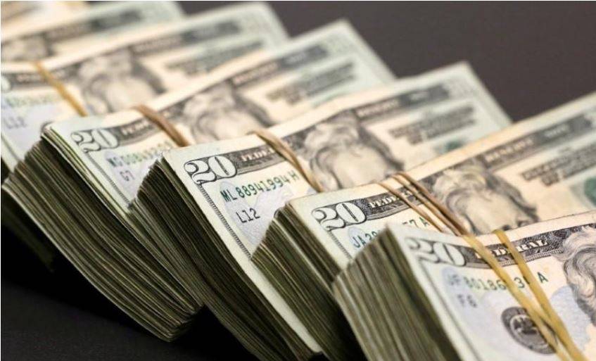 ترامب يشيد بقوة الدولار الأمريكي في تغريدة