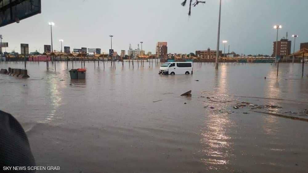 فيضانات تغرق شوارع في الخرطوم وتقطع الكهرباء