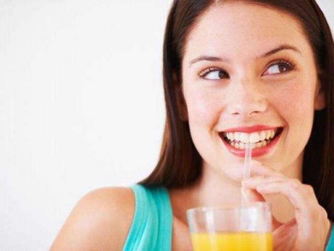 5 أضرار لشرب العصير بالمصاصة البلاستيكية