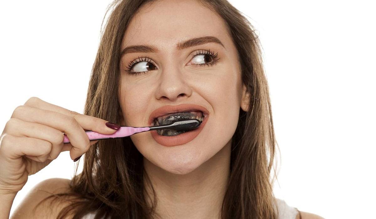 تبييض الاسنان بالفحم المنشط.. هل هو آمن وفعال؟