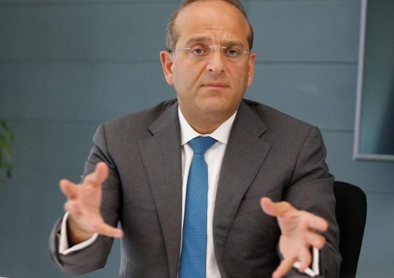 البنوك اللبنانية تسعى لجذب الدولارات للحفاظ على ربط العملة لكن الاقتصاد يتباطأ