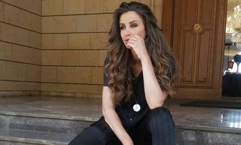 !بالصور.. أنابيلا هلال بإطلالة عصرية من توقيع المصمم أنطوان قارح ‎