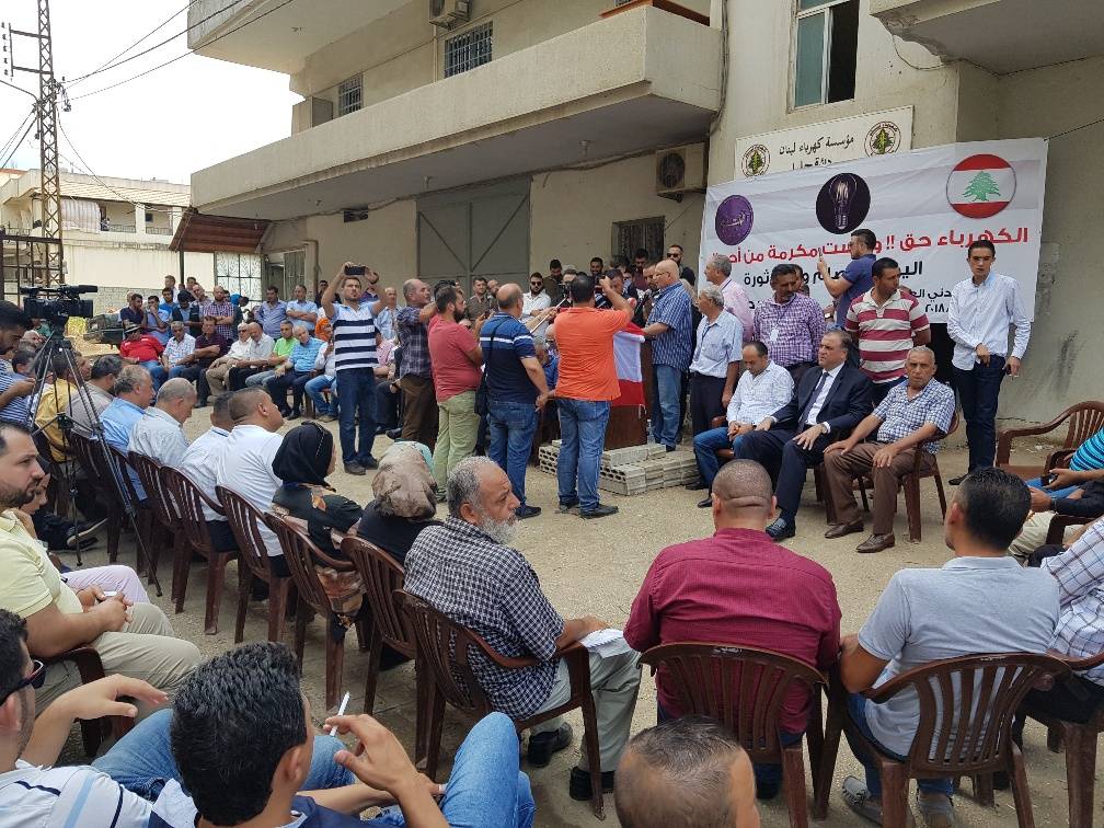 الحراك المدني العكاري اعتصم أمام مكاتب مؤسسة الكهرباء احتجاجا على التقنين