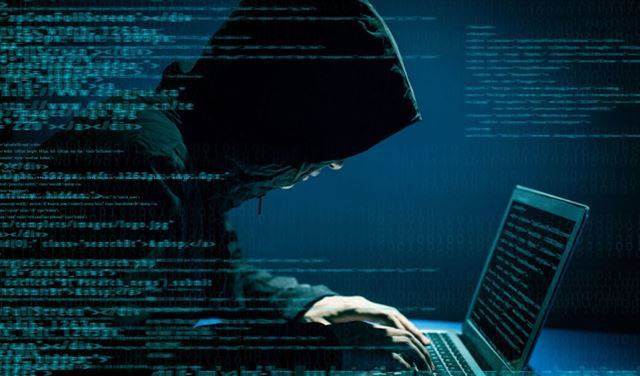 يستحصل على صور فتيات عاريات ثم يبتزهن ماليًا وجنسيًا