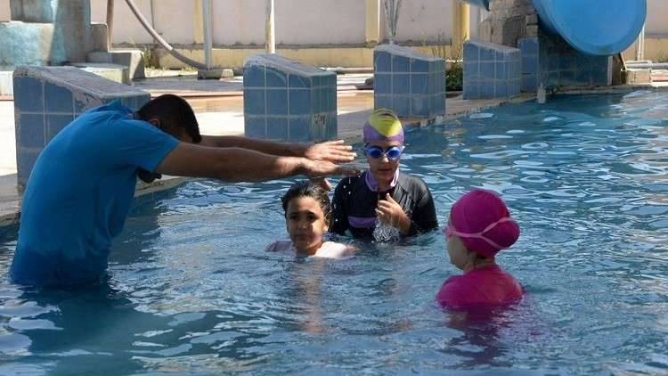بعد كابوس داعش.. نساء الموصل يتمتعن بالسباحة