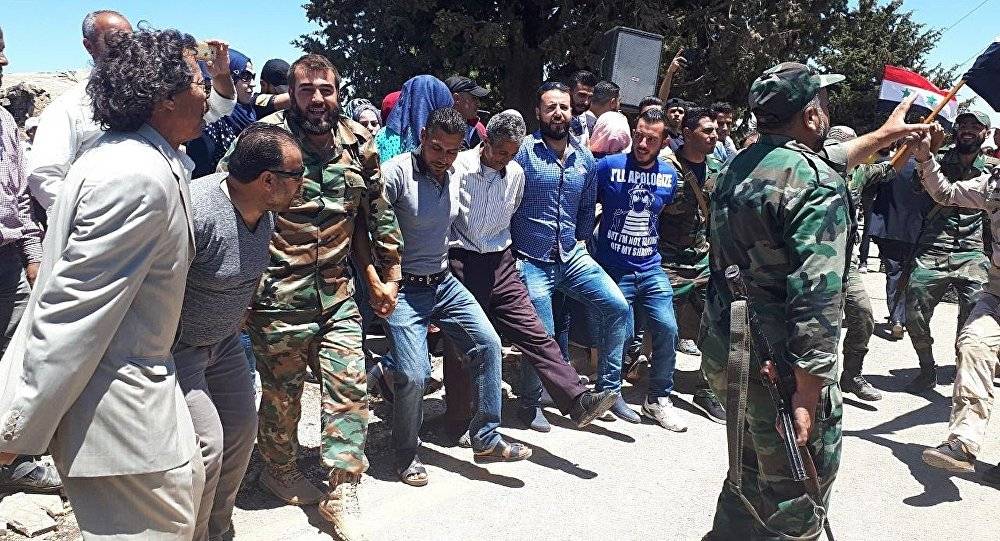 جنديان سوري وروسي يرقصان مع أهالي القنيطرة المحررة (فيديو)
