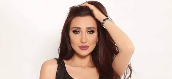 جيسي عبدو باطلالة جريئة على غلاف إحدى المجلات العالمية