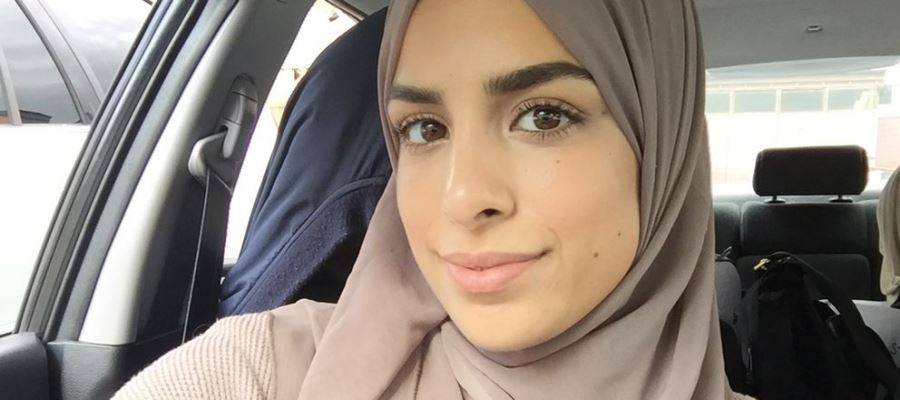 رفضت مصافحة رجل... فأُقصيت من الوظيفة!