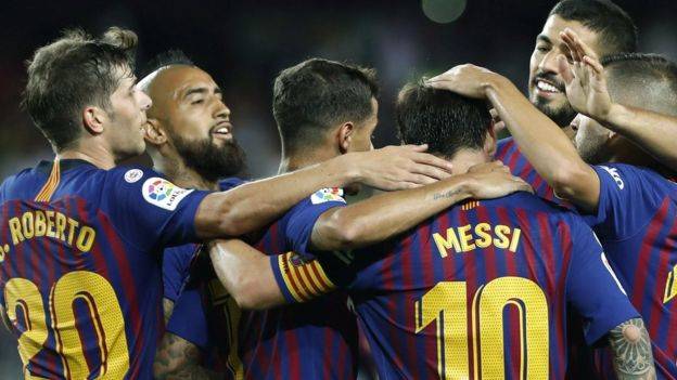 ميسي يقود برشلونة للفوز في مستهل رحلة الدفاع عن لقب الدوري الإسباني