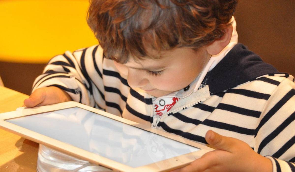 هل يجب أن نشتري نظارات طبية للاطفال بسبب أجهزة التابلت؟