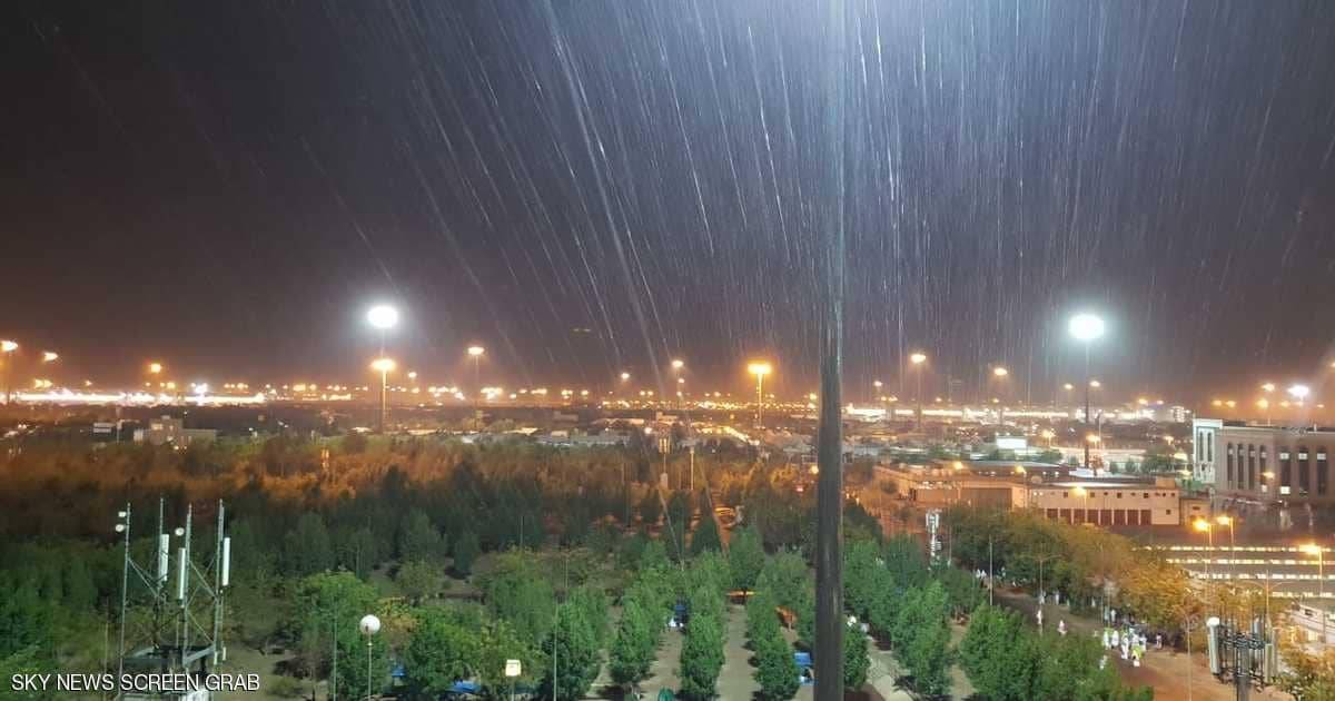 بالفيديو.. أمطار غزيرة على مكة عشية الوقوف بعرفة