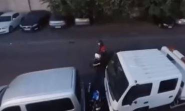 بالفيديو.. رجل لقّن لصوصاً حاولوا سرقة دراجة نارية درساً قاسياً