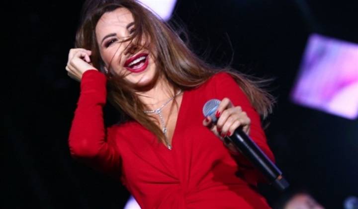 بالفيديو - تفاعل الجمهور مع في حفلة نانسي عجرم بالسويد